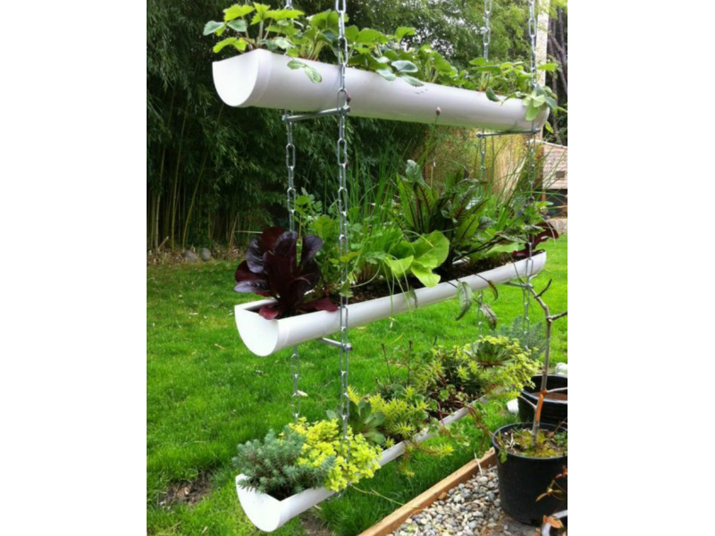 идеи из пластиковых труб. труба для цветов. подвесные грядки на заборе. клумбы из пластиковых труб. цветы в пластиковых трубах.