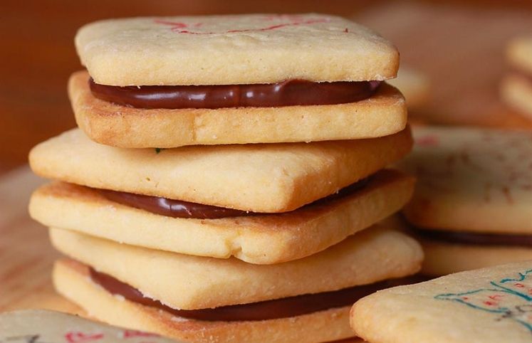 ENTREGA DE BISCOITOS EM PIABETÁ MAGÉ - RJ