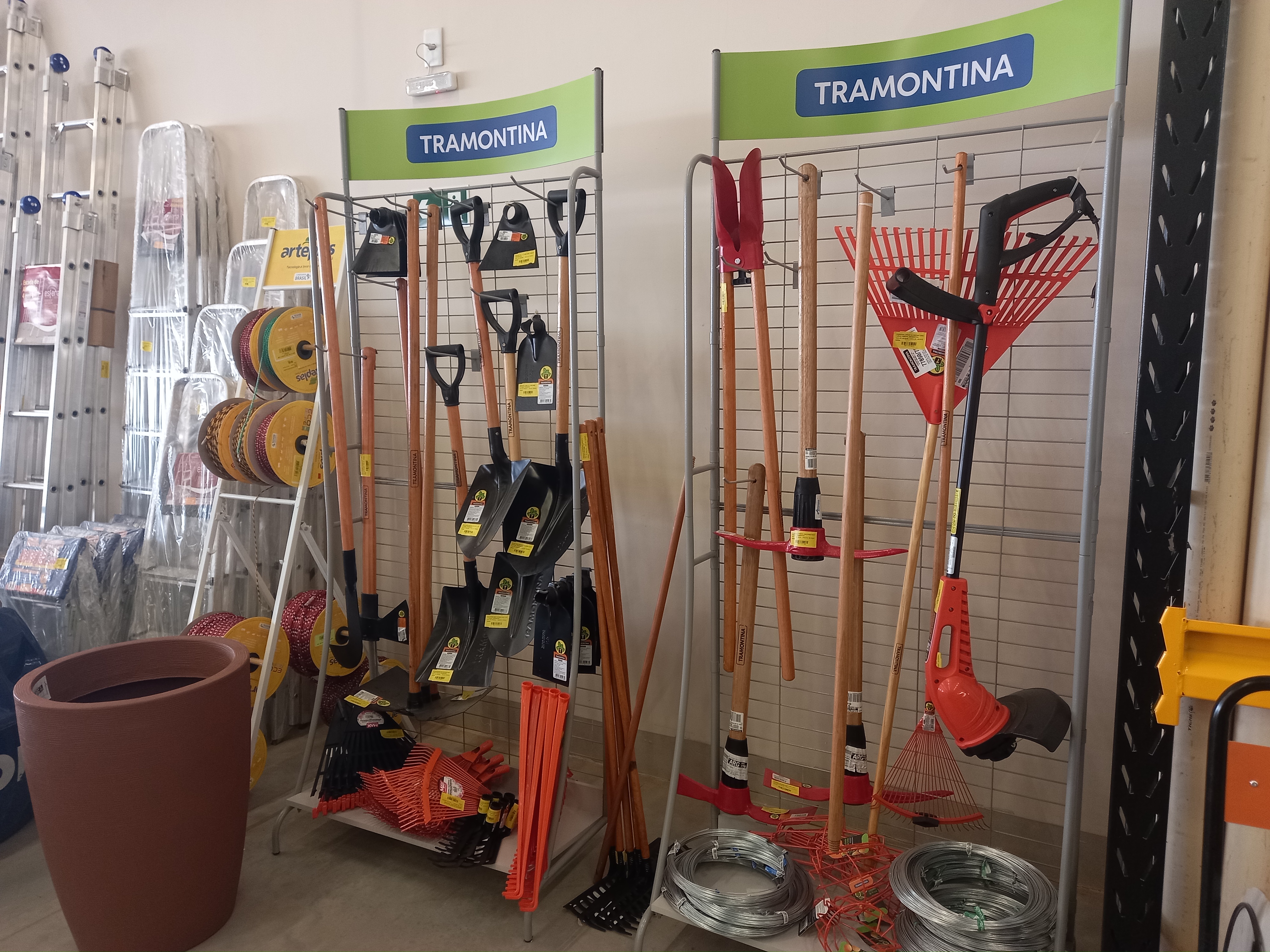 Araguaia Construções. Materiais de Construção em geral. Do básico ao acabamento. 