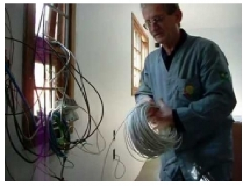 Técnico realizando manutenção elétrica em apartamento em Vila Sônia