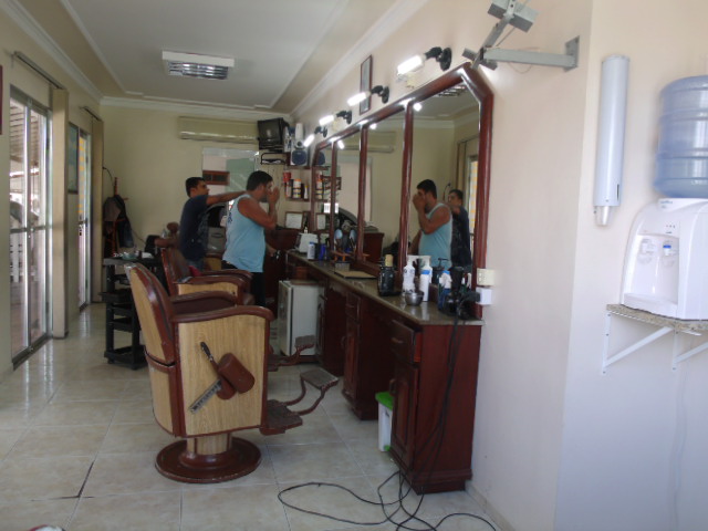 CABELEIREIRO EM FAROL DE SAO THOME - SALAO MANEOZINHO