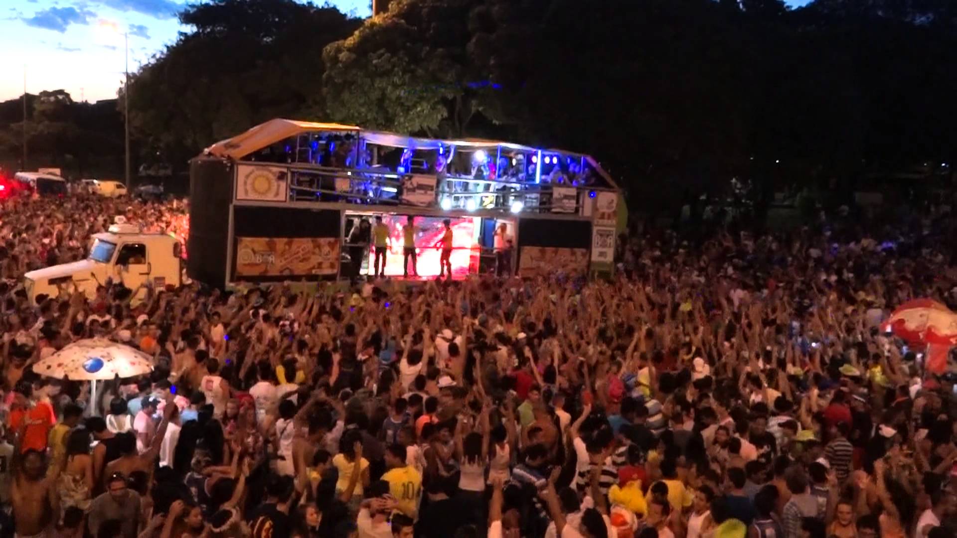 TRIO ELETRICO AFONSON EM CAMPOS DOS GOYTACAZES - AFONSON