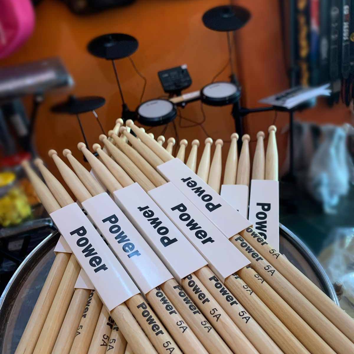 INSTRUMENTOS MUSICAIS EM TRÊS RIOS