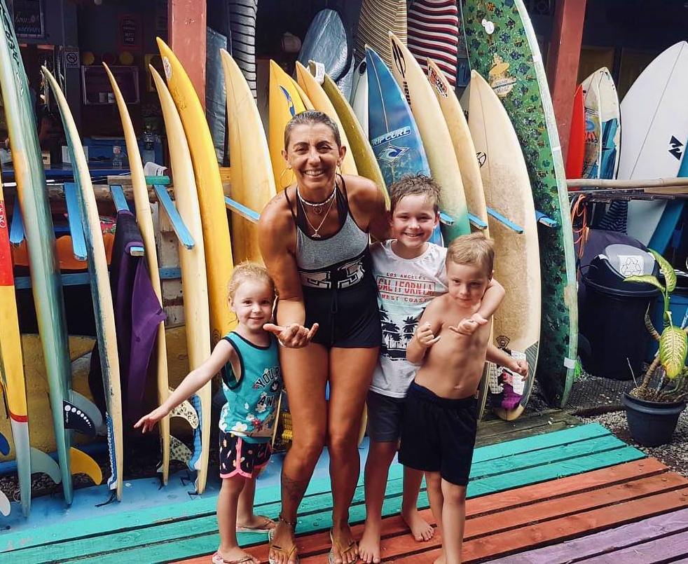 ESCOLA DE SURF NA BARRA DA LAGOA EM FLORIANÓPOLIS - SC