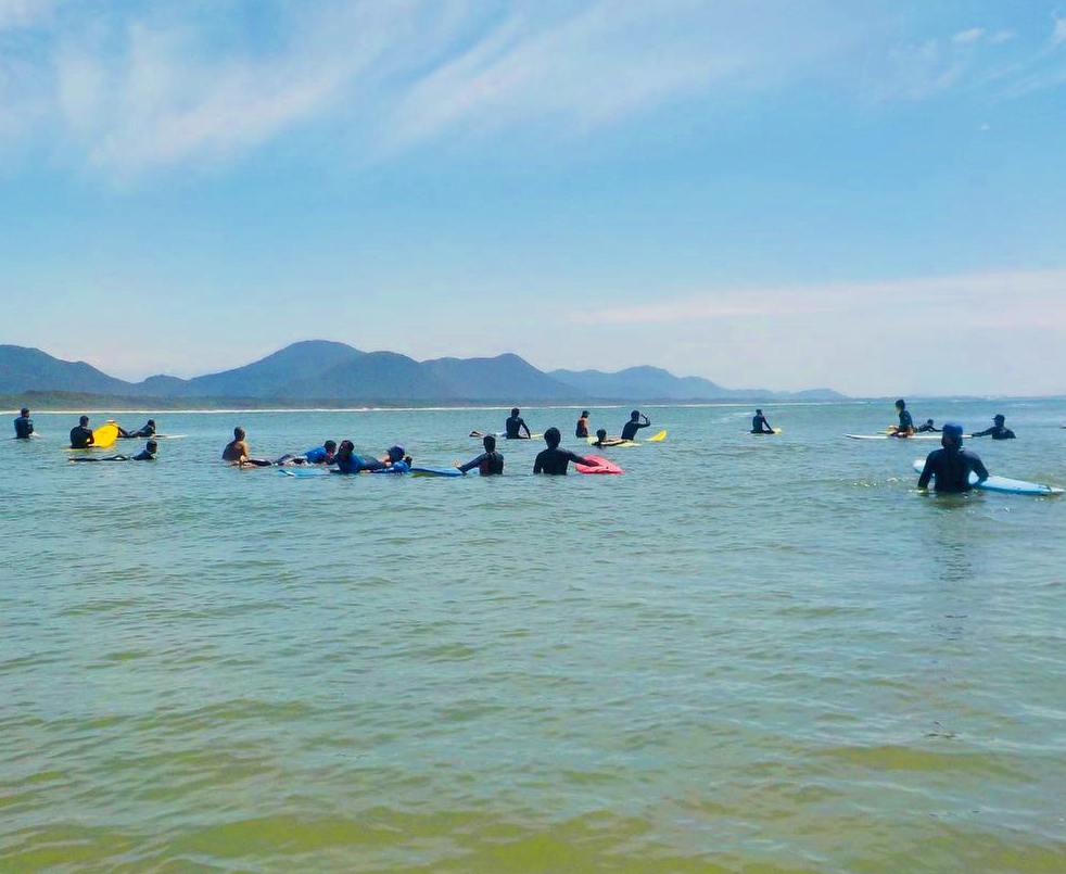 ESCOLA DE SURF NA BARRA DA LAGOA EM FLORIANÓPOLIS - SC