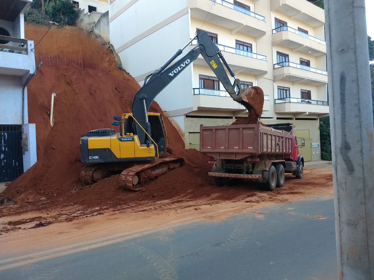 ALUGUEL DE MÁQUINA PARA ESCAVAÇÕES EM CASTELO - ES