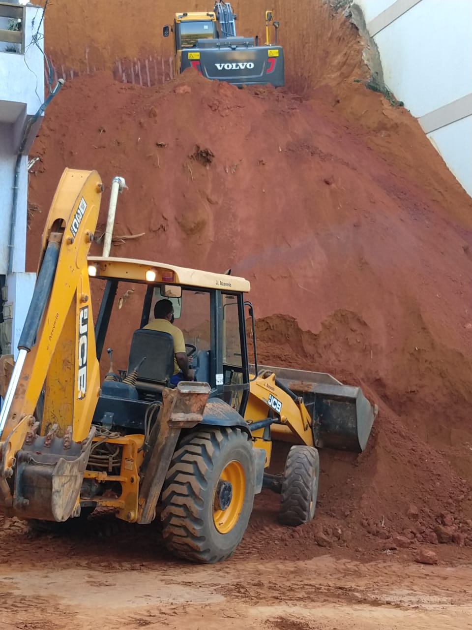 ALUGUEL DE MÁQUINA PARA ESCAVAÇÕES EM CASTELO - ES