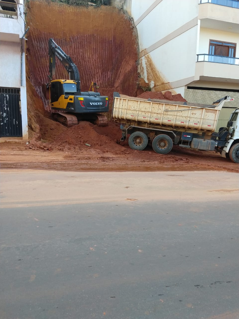ALUGUEL DE MÁQUINA PARA ESCAVAÇÕES EM CASTELO - ES