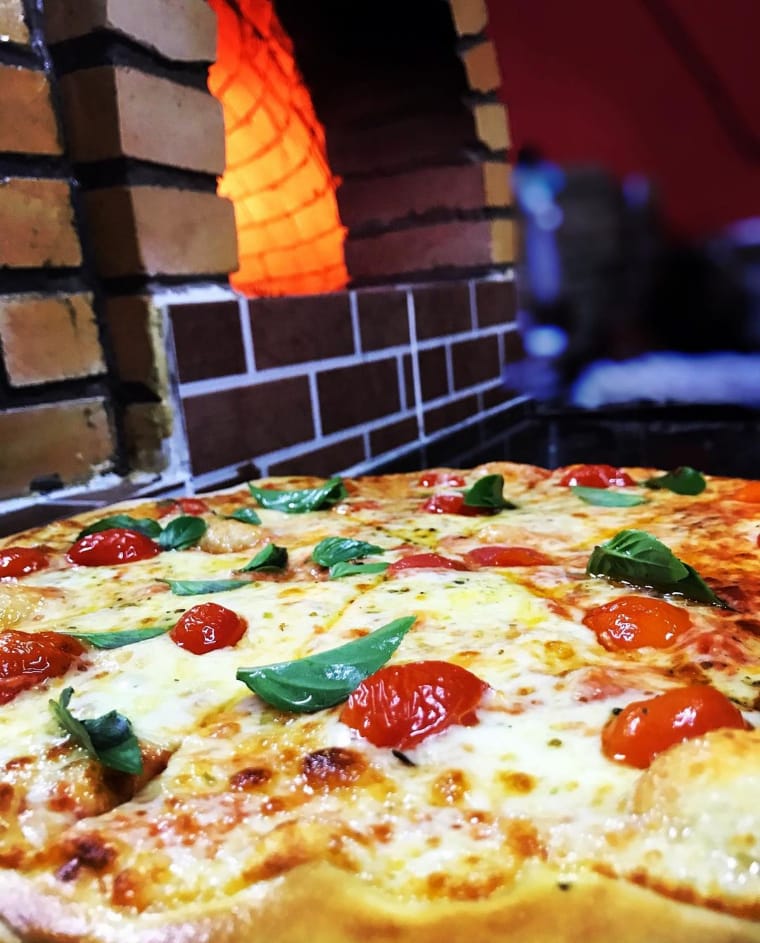 Disk Pizza no Peró Cabo Frio  - FORNO À LENHA