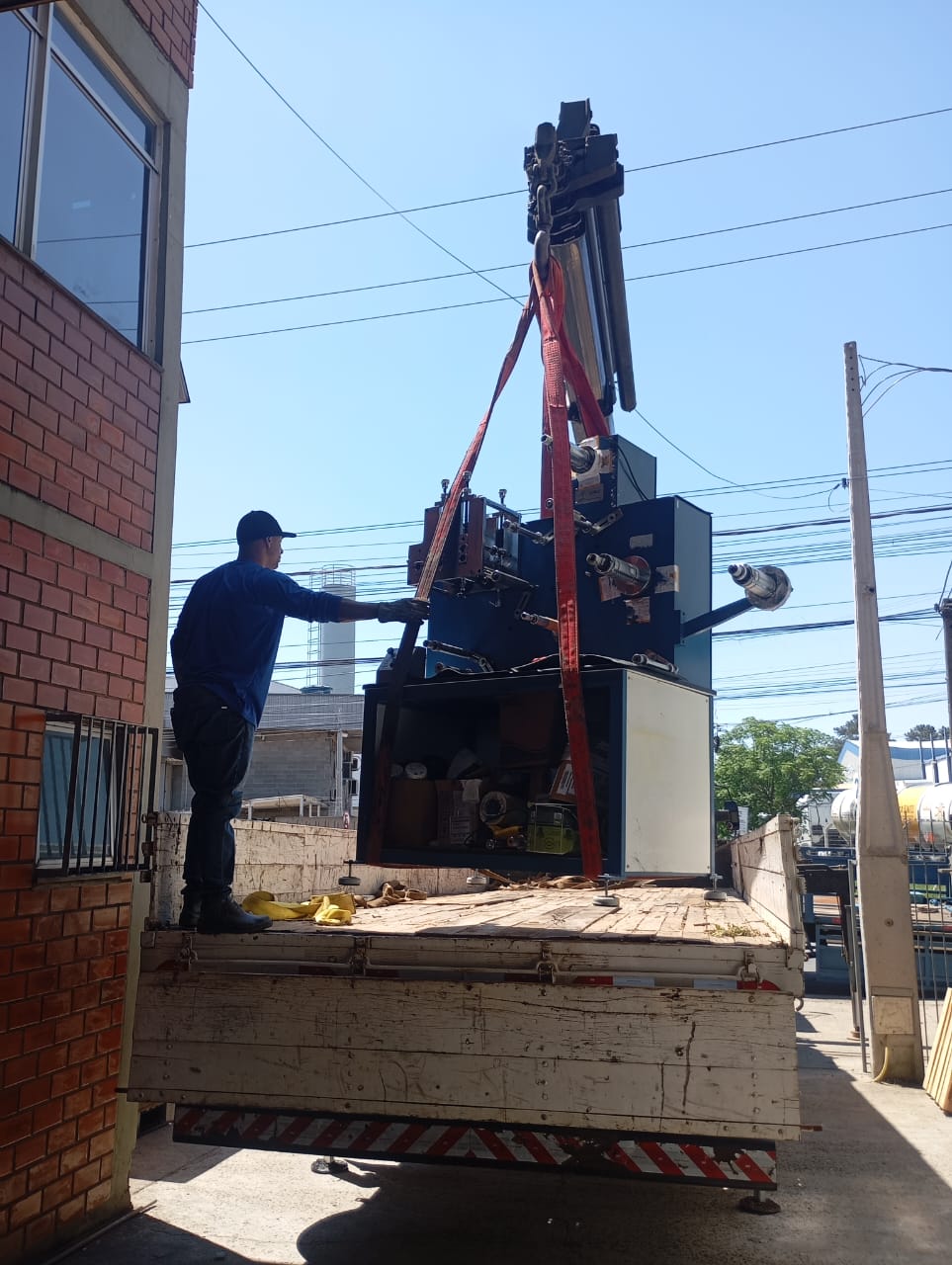 MOVIMENTAÇÃO DE MÁQUINAS E EQUIPAMENTOS EM CANOAS
