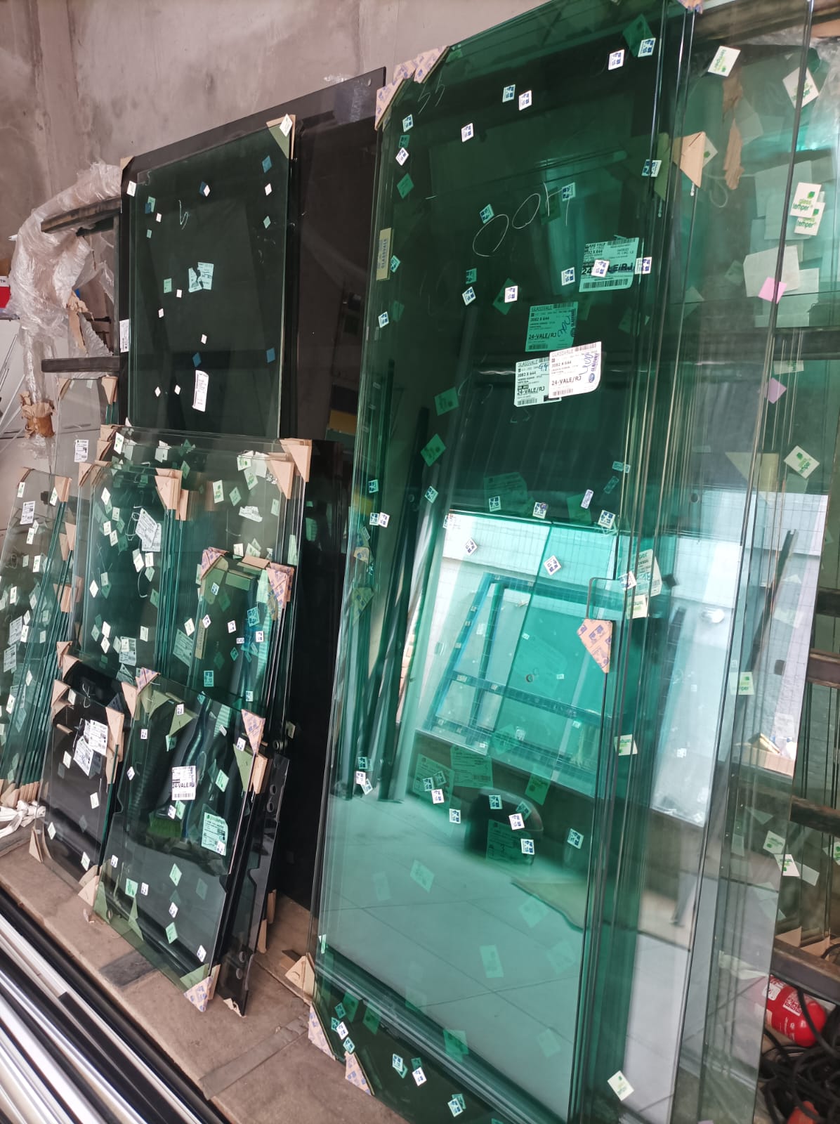 DISTRIBUIDORA DE VIDROS TEMPERADOS E FERRAGENS EM QUATIS RJ