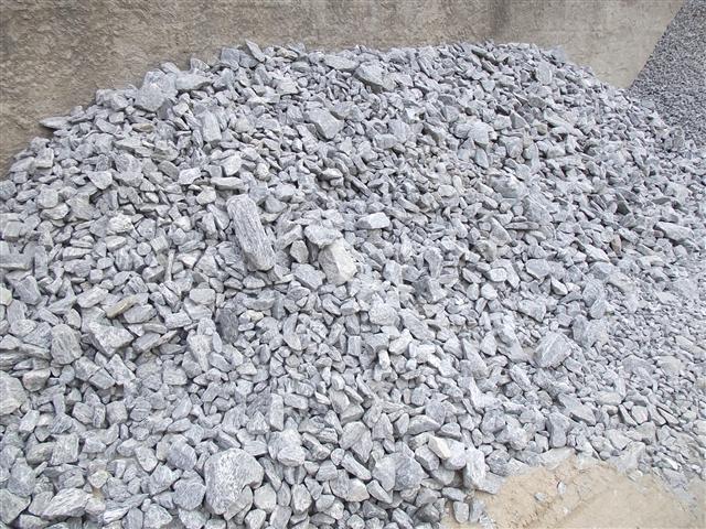 DEPOSITO DE AREIA E PEDRA EM CORREAS - AREJOLO AREMIX - RJ