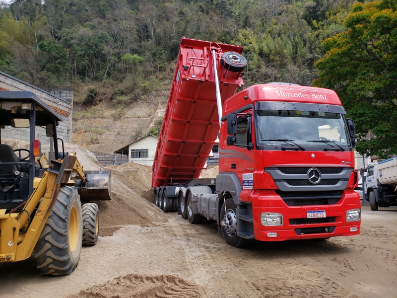 DEPOSITO DE AREIA E PEDRA EM CORREAS - AREJOLO AREMIX - RJ