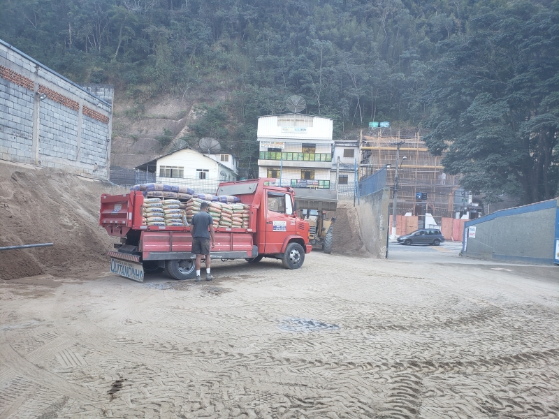 DEPOSITO DE AREIA E PEDRA EM CORREAS - AREJOLO AREMIX - RJ