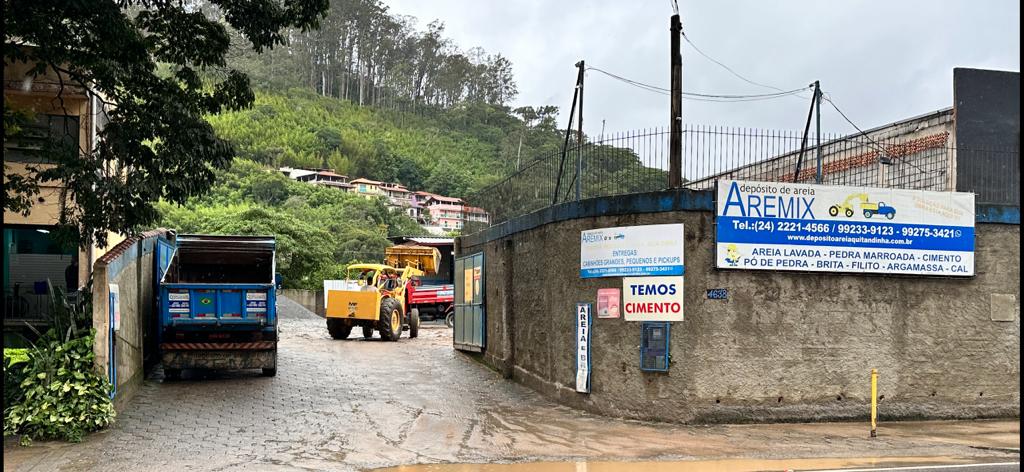 DEPOSITO DE AREIA E PEDRA EM CORREAS - AREJOLO AREMIX - RJ
